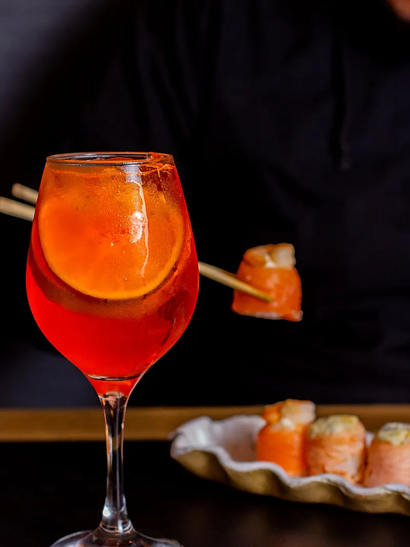 Drink autoral servido à mesa