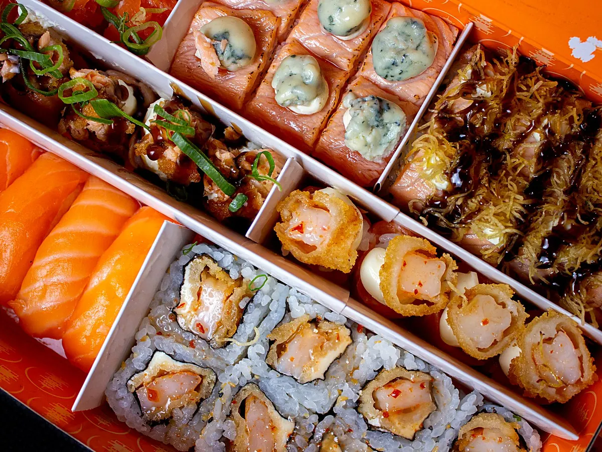 Combinado do Himeji montado na embalagem de delivery