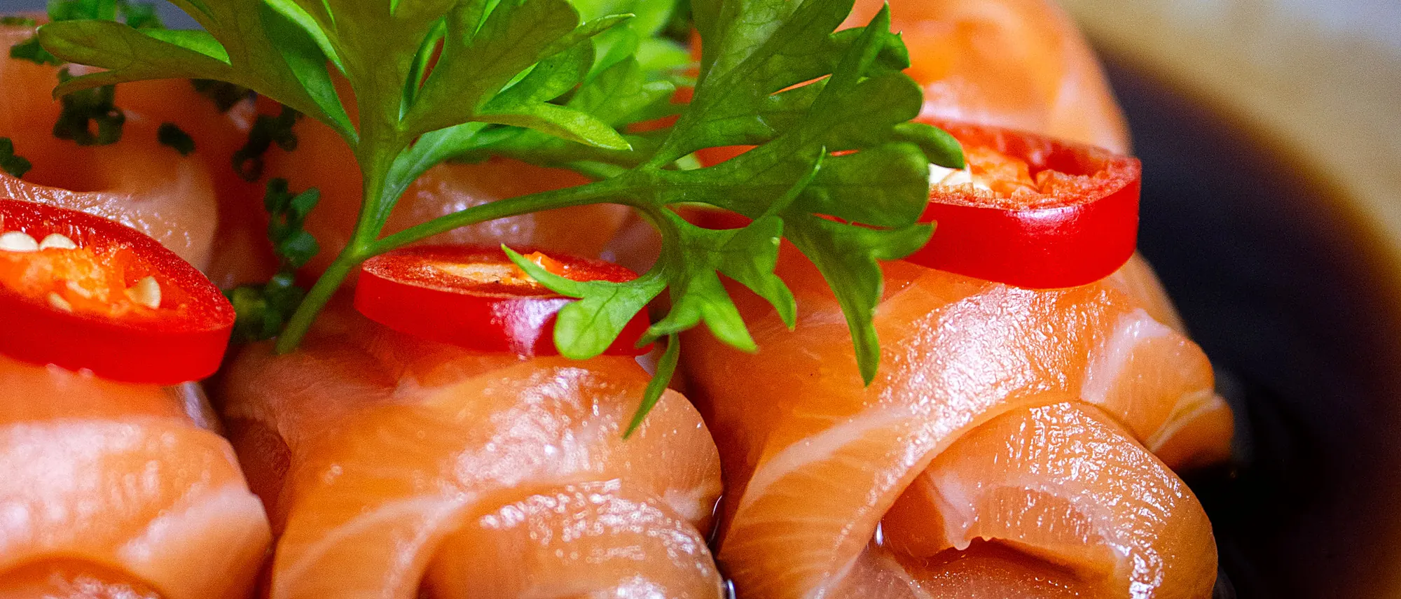 Sashimi de salmão ao shoyu com pimenta e salsinha