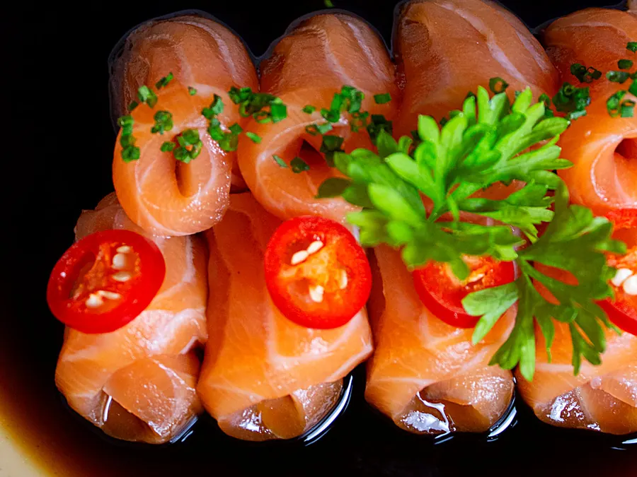 Sashimi de salmão ao shoyu finalizado com pimenta