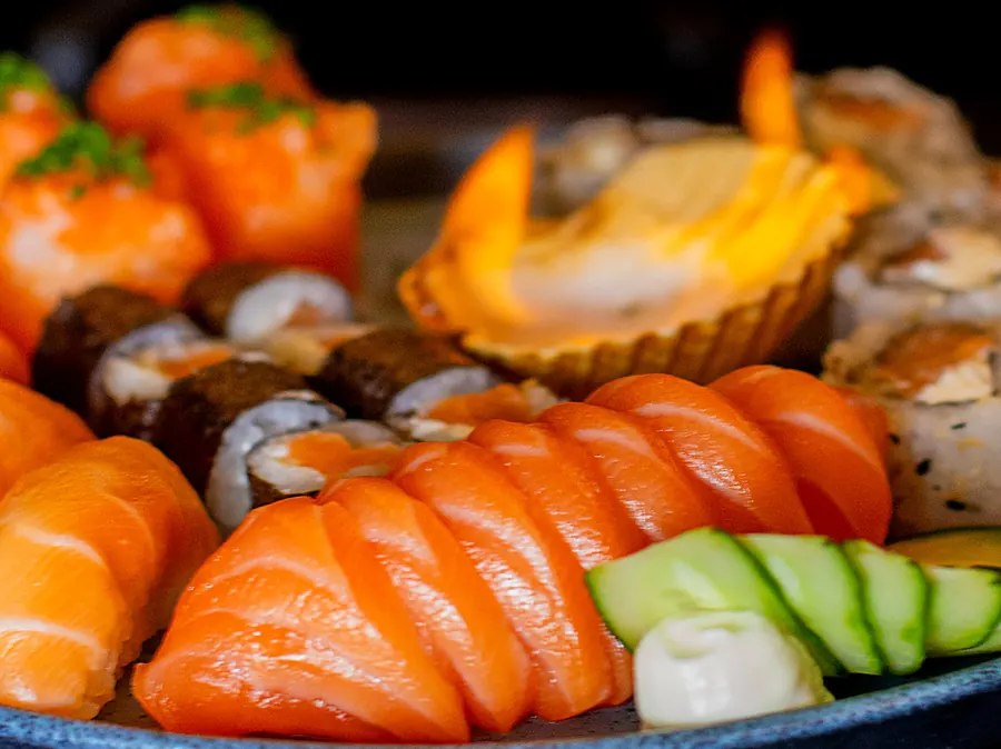 Combinado com sashimi, niguiris e vieira gratinada