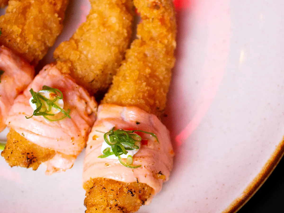 Camarão empanado envolto em salmão com cream cheese e cebolinha