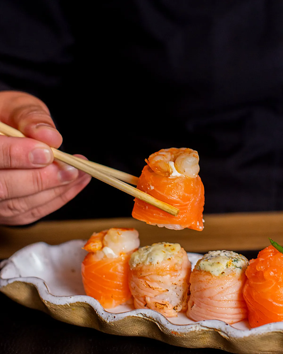 Peça servida à mesa no salão do Himeji Sushi
